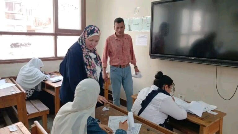 وكيل تعليم بني سويف تجري حوارا مع الطلاب حول وضوح أسئلة الامتحانات 6 1748257337731 أنغام الجنايني وكيل تعليم بني سويف تجري حوارا مع الطلاب حول وضوح أسئلة الامتحانات موقع في الجامعة
