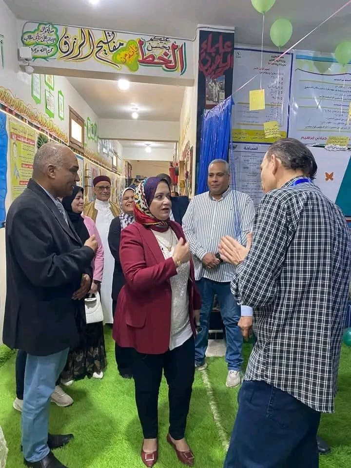 مدير تعليم مطروح تتفقد معرض ختام الأنشطة والوسائل التعليمية بالروضة الخاصة 4 1748514459842 مدير تعليم مطروح تتفقد معرض ختام الأنشطة والوسائل التعليمية بالروضة الخاصة موقع في الجامعة