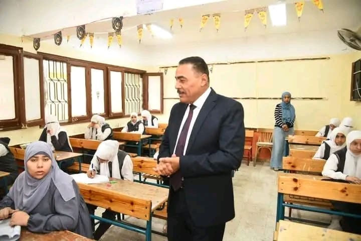 في أول أيام "البوكليت".. محافظ مطروح يتابع انطلاق امتحانات الإعدادية ويطمئن على الطلاب داخل اللجان 21 1748679833307 تعليم في أول أيام "البوكليت".. محافظ مطروح يتابع انطلاق امتحانات الإعدادية ويطمئن على الطلاب داخل اللجان موقع في الجامعة