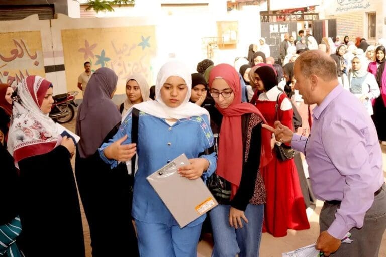 امتحان اللغة العربية يرسم البسمه على وجوه طلاب الشهادة الإعدادية في أول أيام ماراثون الامتحانات بالمحافظات.. وغرف العمليات: لا شكاوي 16 1748695686301 محافظ امتحان اللغة العربية يرسم البسمه على وجوه طلاب الشهادة الإعدادية في أول أيام ماراثون الامتحانات بالمحافظات.. وغرف العمليات: لا شكاوي موقع في الجامعة
