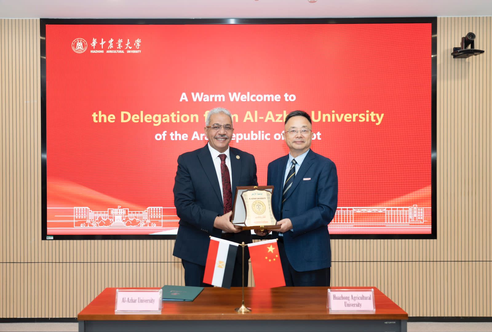 جامعة الأزهر توقع اتفاقية تعاون مع جامعة وسط الصين الزراعية في مجالات الزراعة المستدامة 1 2b3674d6 45c5 420e b5a0 2d03a6c52281 جامعة الأزهر جامعة الأزهر توقع اتفاقية تعاون مع جامعة وسط الصين الزراعية في مجالات الزراعة المستدامة موقع في الجامعة