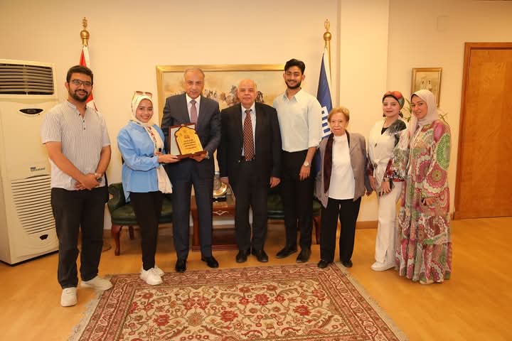 رئيس جامعة النهضة يكرم الطالبين المثاليين تقديرًا لتميّزهما في ملتقى الفيوم 2025 1 جامعة النهضة