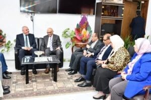 تنصيب رسمي للدكتور أحمد أنور عميدًا لكلية طب قناة السويس وسط حضور رفيع 2 الدكتور أحمد أنور عميد كلية طب قناة السويس