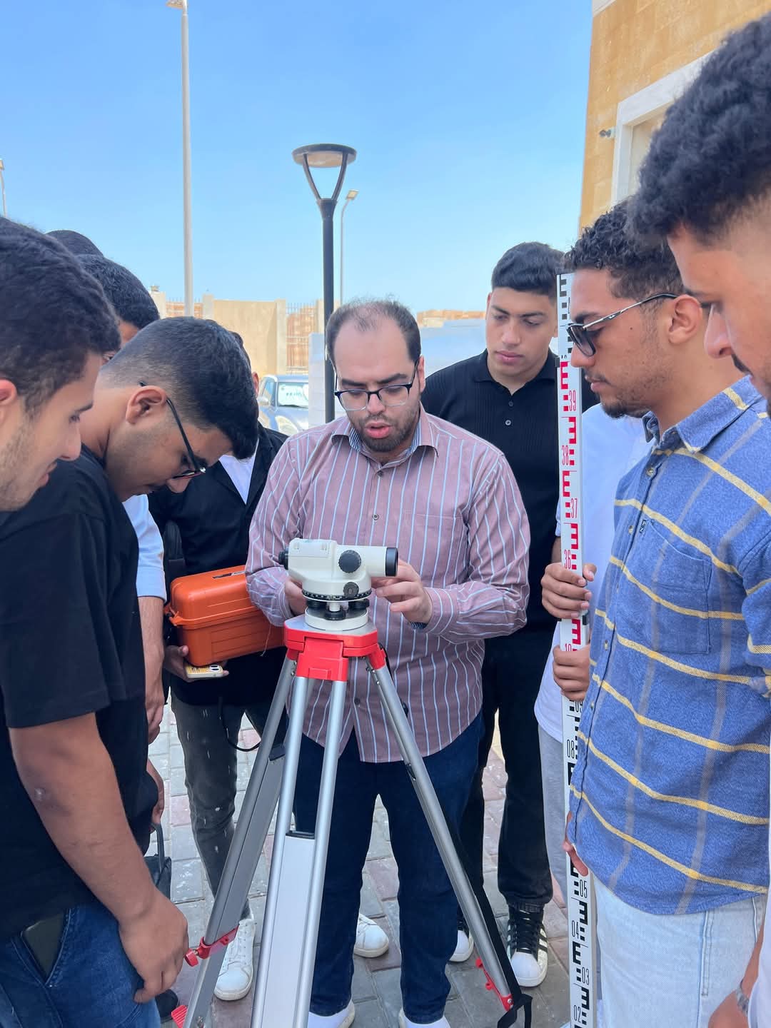 طلاب هندسة البناء والتشييد يتألقون في تدريب ميداني لتعزيز مهارات المساحة المستوية بميزان القامة 1 FB IMG 1746545019479 طلاب طلاب هندسة البناء والتشييد يتألقون في تدريب ميداني لتعزيز مهارات المساحة المستوية بميزان القامة موقع في الجامعة