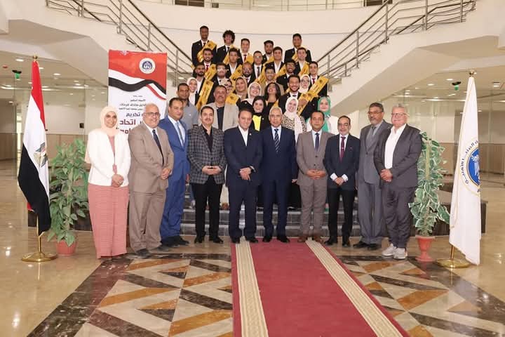 رئيس جامعة المنيا يكرم أول مجلس لاتحاد طلاب "المنيا الأهلية".. نموذج للتميز والمشاركة الطلابية 1 رئيس جامعة المنيا
