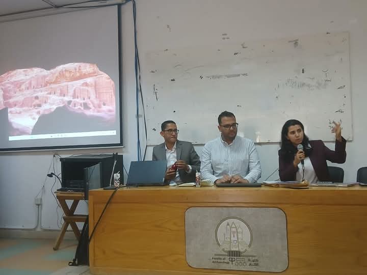 آثار عين شمس تنظّم ورشة عمل حول تمويل المشروعات البحثية والمنح الدولية 1 آثار عين شمس