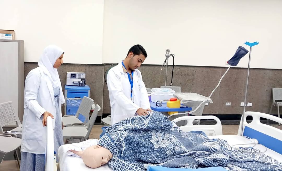 بكفاءة ومهارة.. طلاب التمريض يتألقون في اختبارات تمريض البالغين العملي بجامعة الزقازيق الأهلية 1 FB IMG 1747134720992 بكفاءة ومهارة.. طلاب التمريض يتألقون في اختبارات تمريض البالغين العملي بجامعة الزقازيق الأهلية موقع في الجامعة
