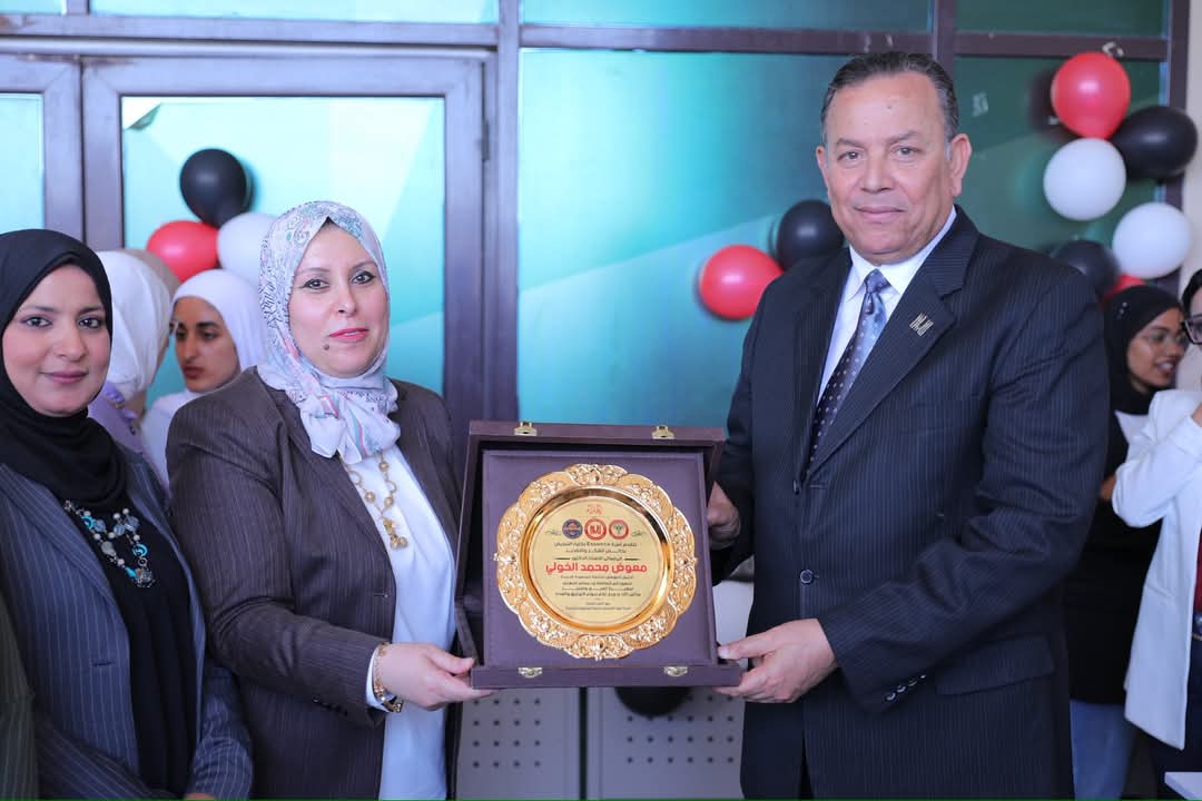 رئيس جامعة المنصورة الجديدة يفتتح معرض الأنشطة الفنية بكلية التمريض 1 FB IMG 1747232705359 جامعة المنصورة الجديدة رئيس جامعة المنصورة الجديدة يفتتح معرض الأنشطة الفنية بكلية التمريض موقع في الجامعة