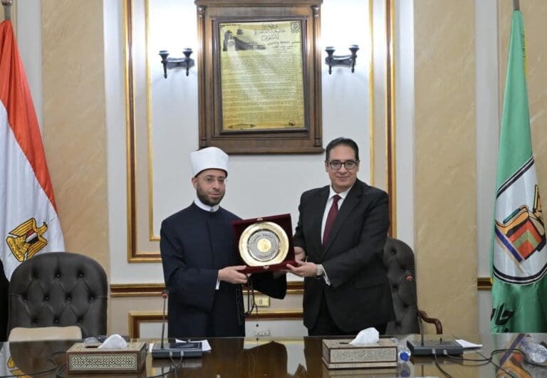 "منابر التنوير تنطلق من قاعة أحمد لطفي السيد".. جامعة القاهرة تختتم تدريب 100 إمام وواعظة 17 FB IMG 1747324188908 بني سويف "منابر التنوير تنطلق من قاعة أحمد لطفي السيد".. جامعة القاهرة تختتم تدريب 100 إمام وواعظة موقع في الجامعة