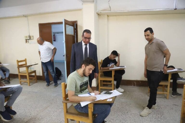 جولات تفقدية مكثفة بجامعة جنوب الوادي لضمان انضباط امتحانات الفصل الدراسي الثاني 9 FB IMG 1747485743658 مدارس بلا تدخين جولات تفقدية مكثفة بجامعة جنوب الوادي لضمان انضباط امتحانات الفصل الدراسي الثاني موقع في الجامعة