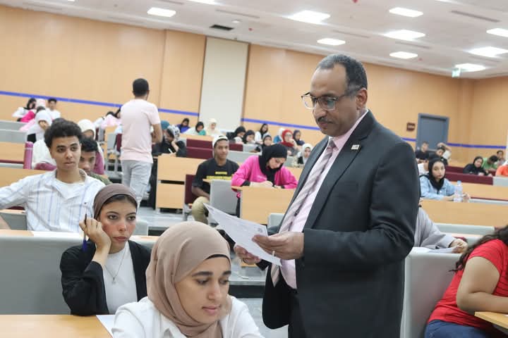 رئيس جامعة طيبة التكنولوجيا يُشيد بالانتظام الكامل لامتحانات الفصل الدراسي الثاني 15 رئيس جامعة طيبة التكنولوجيا يُشيد بالانتظام الكامل لامتحانات الفصل الدراسي الثاني