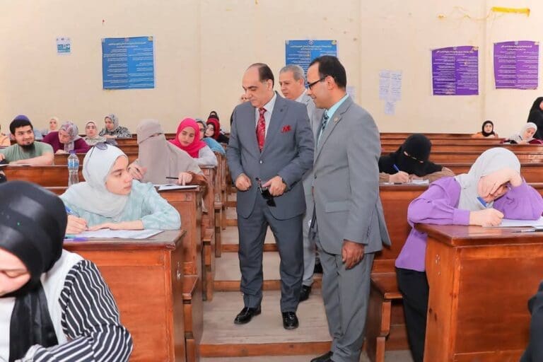 نائب رئيس جامعة الزقازيق للدراسات العليا والبحوث يتفقد امتحانات "تربية نوعية" 24 FB IMG 1748510340334 الضبعة نائب رئيس جامعة الزقازيق للدراسات العليا والبحوث يتفقد امتحانات "تربية نوعية" موقع في الجامعة