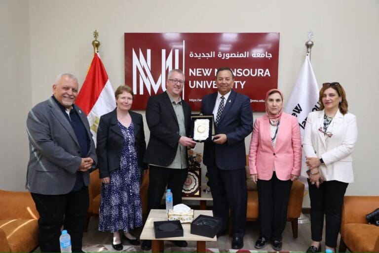وفد من جامعة نوتنغهام ترنت يشيد بالمستوى الأكاديمي والطلابي المتميز بجامعة المنصورة الجديدة 11 FB IMG 1748609234769 أسيوط وفد من جامعة نوتنغهام ترنت يشيد بالمستوى الأكاديمي والطلابي المتميز بجامعة المنصورة الجديدة موقع في الجامعة