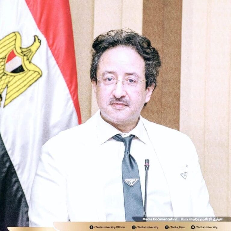 رئيس جامعة طنطا يهنىء الدكتور محمود سليم لحصوله على لقب الطبيب المثالي على مستوى الجمهورية 27 رئيس جامعة طنطا