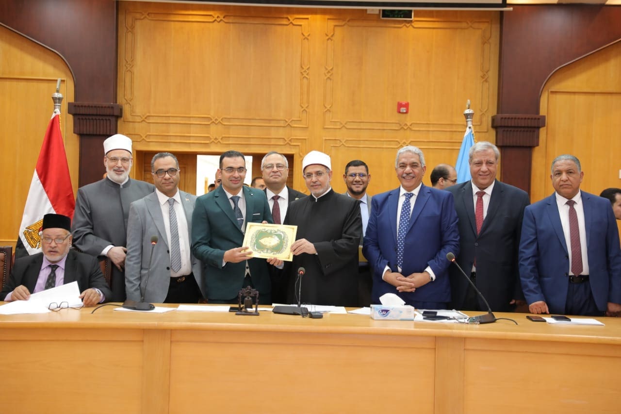 جامعة الأزهر تكرِّم عددًا من الأطباء بمستشفيات الجامعة والمشاركات في برنامج صناعة القيادات النِّسائية 1 IMG 20250504 WA0120 جامعة الأزهر جامعة الأزهر تكرِّم عددًا من الأطباء بمستشفيات الجامعة والمشاركات في برنامج صناعة القيادات النِّسائية موقع في الجامعة