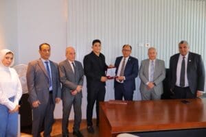 رئيس جامعة حلوان الأهلية: منحة كاملة للطالب عبد الرحمن هيثم بطل أفريقا في المصارعة.. 2 خلال تكريم بطل أفريقا في المصارعة.. رئيس جامعة حلوان الأهلية: نريد ذهبية الأولمبياد وعبدالرحمن مشروع بطل عالمي