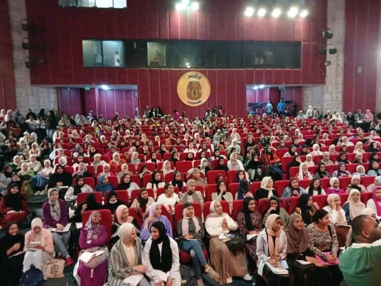 إقبال كبير من طلاب الثانوية العامة بالأقصر على المراجعات النهائية المجانية 34 طلاب الثانوية العامة بالأقصر