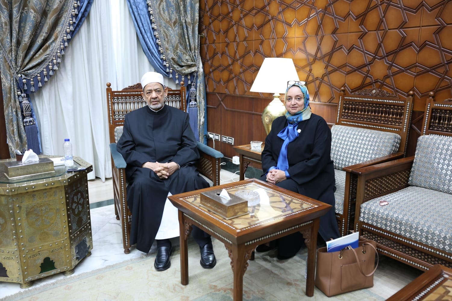 شيخ الأزهر يُهنئ الدكتورة أماني الشريف لتجديد انتخابها نائباً لرئاسة جامعة عموم إفريقيا 1 IMG 20250514 WA0091 جامعة عموم إفريقيا شيخ الأزهر يُهنئ الدكتورة أماني الشريف لتجديد انتخابها نائباً لرئاسة جامعة عموم إفريقيا موقع في الجامعة
