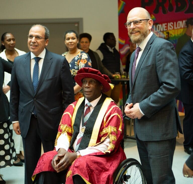 رئيس الجامعة البريطانية في مصر يشارك في حفل تنصيب الرئيس الشرفي لجامعة شيفيلد هالام 9 الدكتور محمد لطفي رئيس الجامعة البريطانية