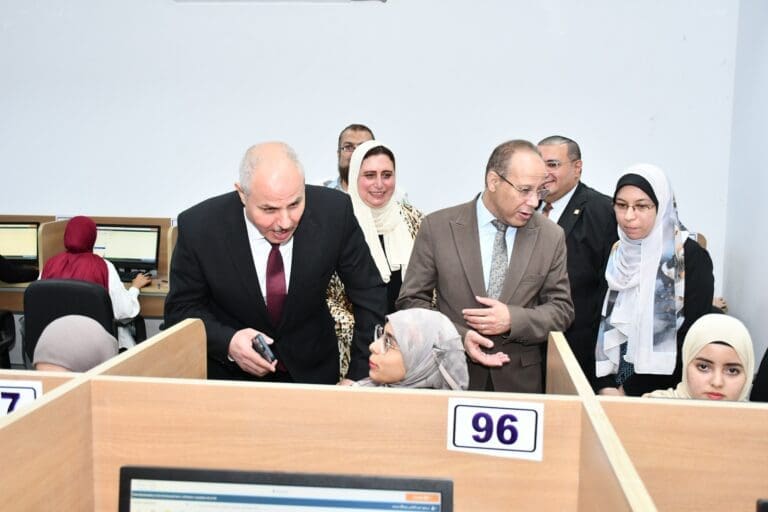 رئيس جامعة قناة السويس يتابع سير الاختبارات الإلكترونية بكلية الصيدلة.. ويؤكد دعم الجامعة لمنظومة التقييم الحديثة 6 رئيس جامعة قناة السويس يتابع سير الاختبارات الإلكترونية بكلية الصيدلة