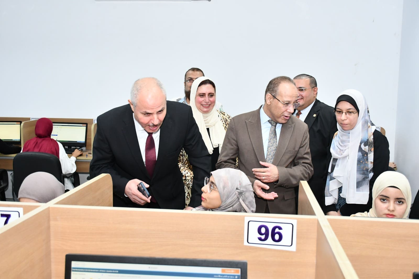 رئيس جامعة قناة السويس يتابع سير الاختبارات الإلكترونية بكلية الصيدلة.. ويؤكد دعم الجامعة لمنظومة التقييم الحديثة 1 رئيس جامعة قناة السويس يتابع سير الاختبارات الإلكترونية بكلية الصيدلة
