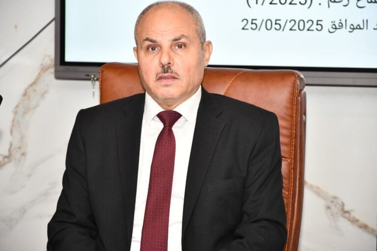 مجلس جامعة قناة السويس يُكرم الدكتور أحمد أنور تقديرًا لجهوده في تطوير المستشفيات الجامعية 11 رئيس جامعة قناة السويس