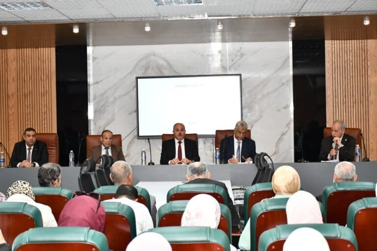 جامعة قناة السويس تعقد أول اجتماع لمراجعة نظام إدارة الجودة وفق المواصفات الدولية ISO9001:2015 وISO21001:2018 7 اجتماع مجلس جامعة قناة السويس
