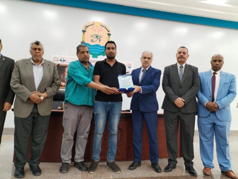 جامعة أسوان تودع عالمها الجليل.. حفل تأبين مؤثر للدكتور فريد عبد الظاهر بكل مشاعر الوفاء 9 حفل تأبين مؤثر للدكتور فريد عبد الظاهر بجامعة أسوان