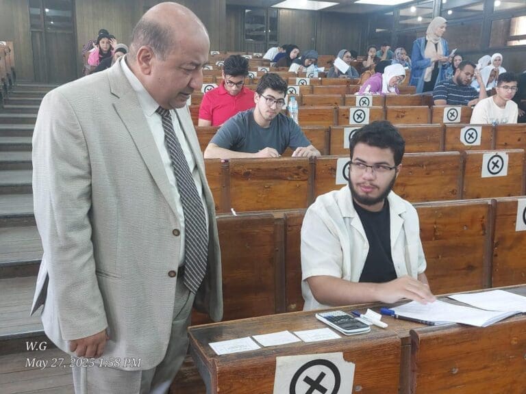 نائب رئيس جامعة القاهرة يشدد على توفير كافة الضمانات لإتمام الامتحانات وفق قواعد وضوابط الجامعة 8 IMG 20250528 WA0060 امتحانات نائب رئيس جامعة القاهرة يشدد على توفير كافة الضمانات لإتمام الامتحانات وفق قواعد وضوابط الجامعة موقع في الجامعة