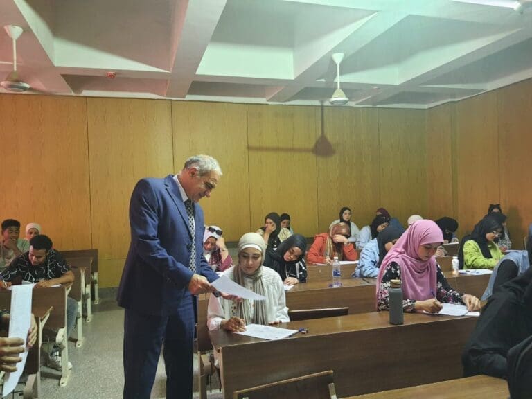 رئيس جامعة أسوان يتفقد امتحانات كلية التربية ويشيد بحسن الالتزام 6 رئيس جامعة أسوان يتفقد امتحانات كلية التربية ويشيد بحسن الالتزام