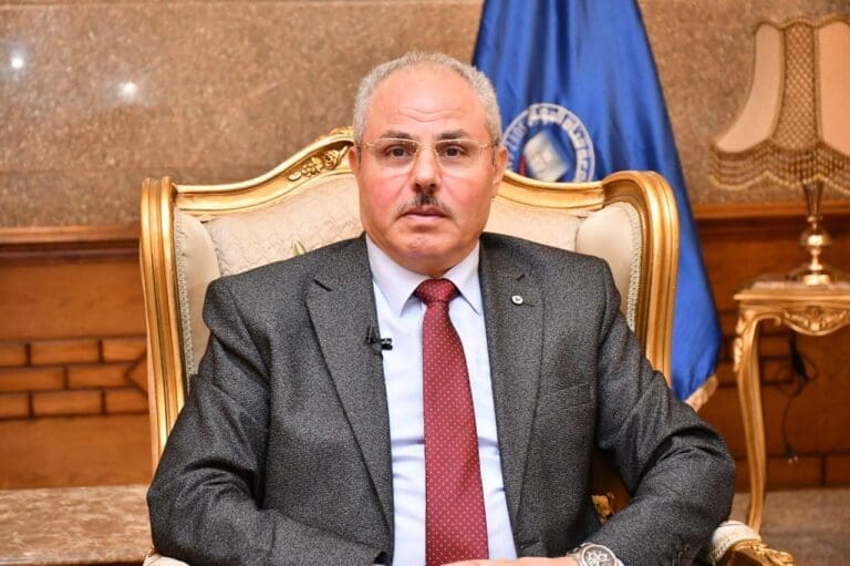 لأول مرة.. قافلة طبية مجانية لعلاج العيوب الخِلقية والحروق للأطفال بمستشفيات جامعة قناة السويس 8 رئيس جامعة قناة السويس