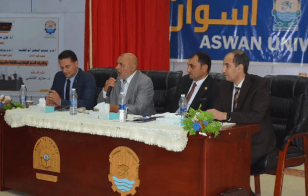 رئيس جامعة أسوان يفتتح معرض الإنتاج الإعلامي ويكرم لجنة تحكيم مشروعات التخرج 8 رئيس جامعة أسوان يكرم لجنة تحكيم مشروعات التخرج