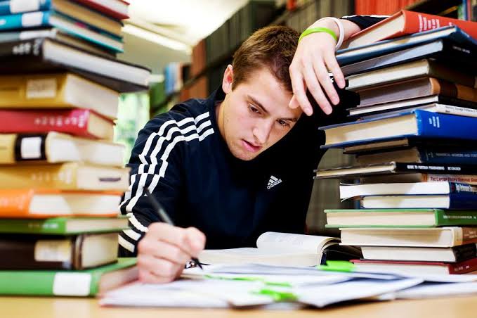 لطلاب الثانوية 2025.. اعرف إزاي تقسم يومك قبل الامتحانات؟ 5 لطلاب الثانوية 2025.. كيف تقسم يومك قبل الامتحانات؟