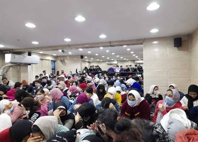 سباق اللحظات الأخيرة.. هل تنجح المدارس في انتزاع طلاب الثانوية من قبضة السناتر؟ 4 سباق اللحظات الأخيرة.. هل تنجح المدارس في انتزاع طلاب الثانوية من قبضة السناتر؟