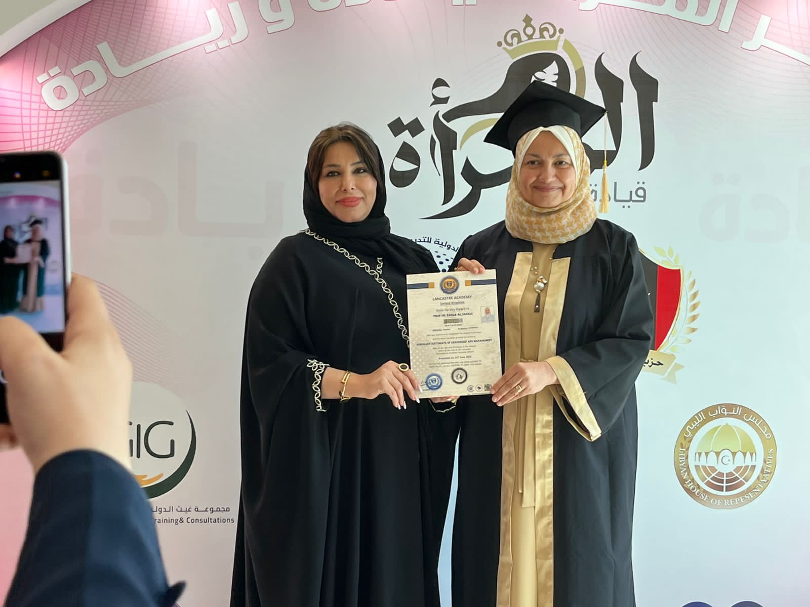 تكريم مستشارة شيخ الأزهر لشؤون الوافدين بمنحها الدكتوراه الفخرية من أكاديمية لانكستر البريطانية 1 0e0b46e8 a6b5 43d3 a0e9 c27a4a39ac65 شيخ الأزهر تكريم مستشارة شيخ الأزهر لشؤون الوافدين بمنحها الدكتوراه الفخرية من أكاديمية لانكستر البريطانية موقع في الجامعة