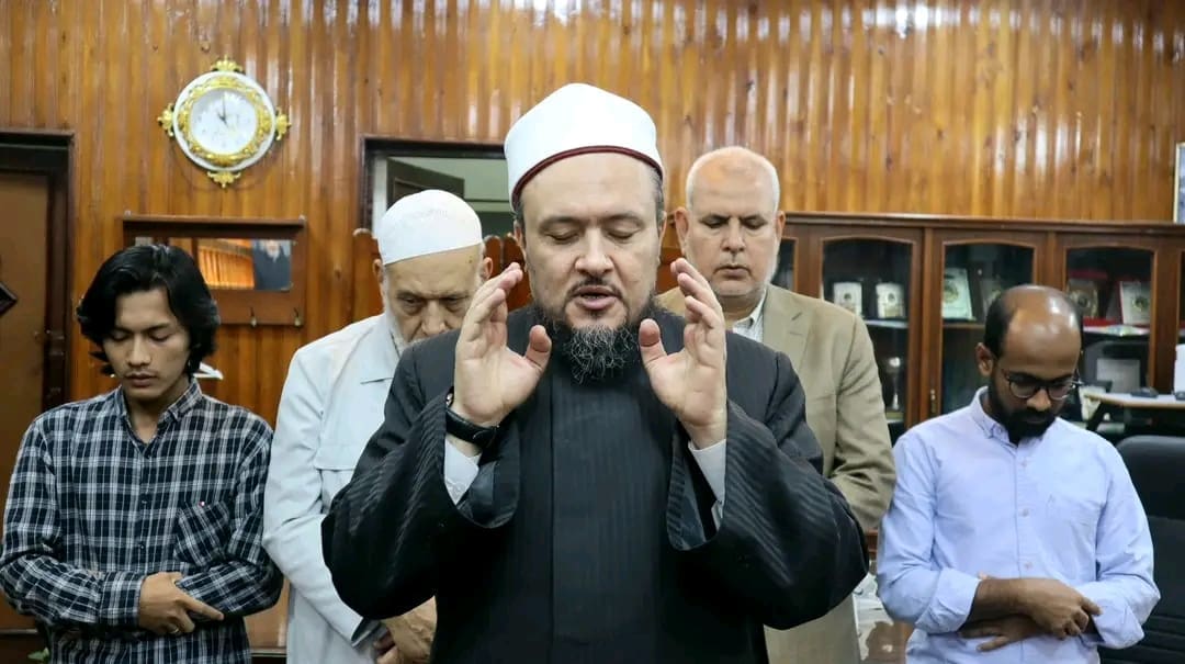 عميد "أصول الدين بالقاهرة" يؤدي صلاة الغائب على والد طالب إندونيسي توفي أثناء الامتحانات_ صور 1 عميد "أصول الدين بالقاهرة" يؤدي صلاة الغائب على والد طالب إندونيسي توفي أثناء الامتحانات