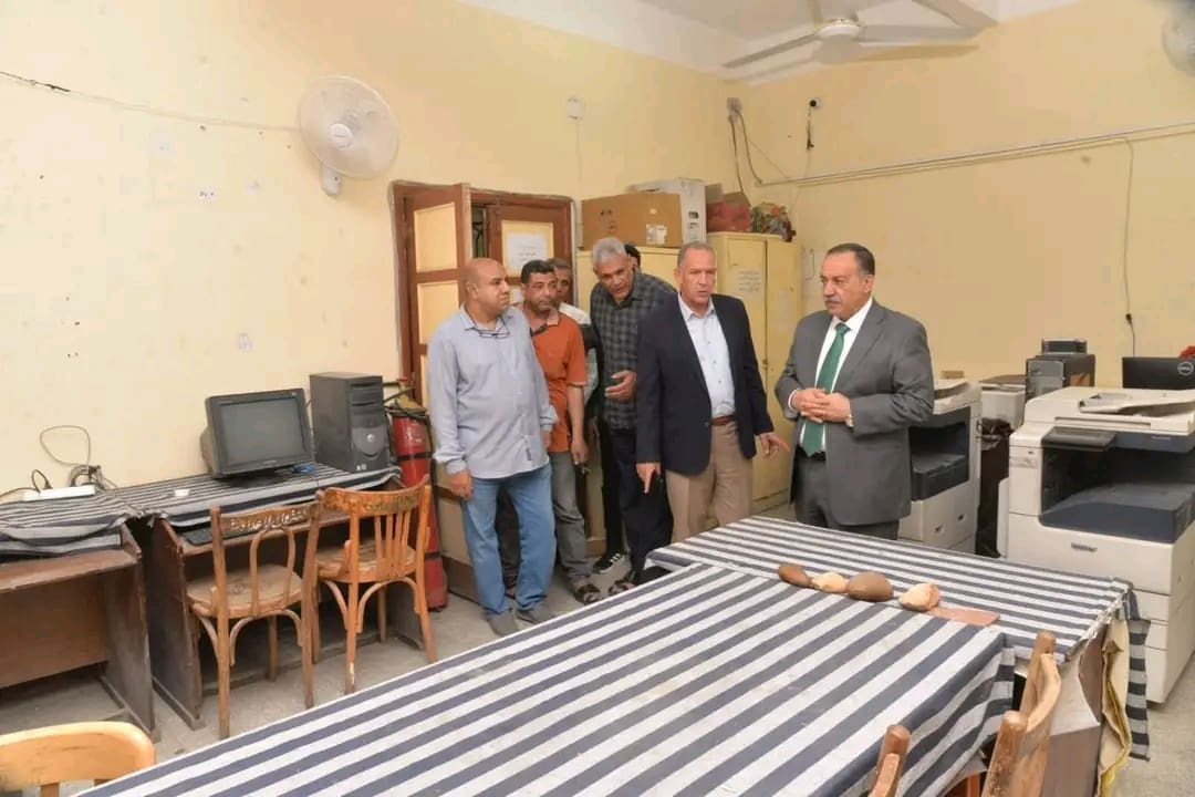 محافظ أسيوط يتفقد كنترول الشهادة الإعدادية 1 1750165160881 محافظ محافظ أسيوط يتفقد كنترول الشهادة الإعدادية موقع في الجامعة