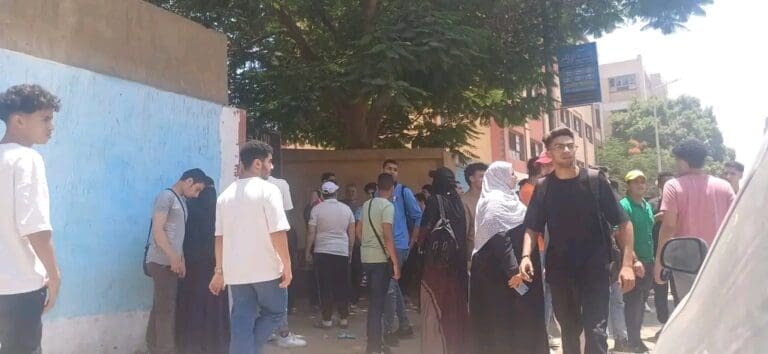 دموع وابتسامات في الدقي.. الفيزياء تربك العلمي والتاريخ يفرّح الأدبي 10 1750932991058 محافظ دموع وابتسامات في الدقي.. الفيزياء تربك العلمي والتاريخ يفرّح الأدبي موقع في الجامعة