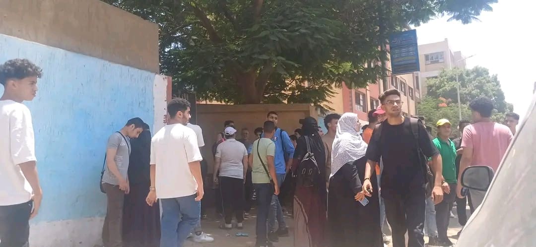 دموع وابتسامات في الدقي.. الفيزياء تربك العلمي والتاريخ يفرّح الأدبي 1 1750932991058 الدقي دموع وابتسامات في الدقي.. الفيزياء تربك العلمي والتاريخ يفرّح الأدبي موقع في الجامعة