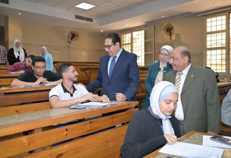 رئيس جامعة القاهرة يواصل جولاته الميدانية لتفقد سير أعمال الامتحانات بكليات الاقتصاد والعلوم السياسية والآداب والإعلام 4 325a2bbf 84ee 452a 9c24 d50bdb07b010 جامعة رئيس جامعة القاهرة يواصل جولاته الميدانية لتفقد سير أعمال الامتحانات بكليات الاقتصاد والعلوم السياسية والآداب والإعلام موقع في الجامعة