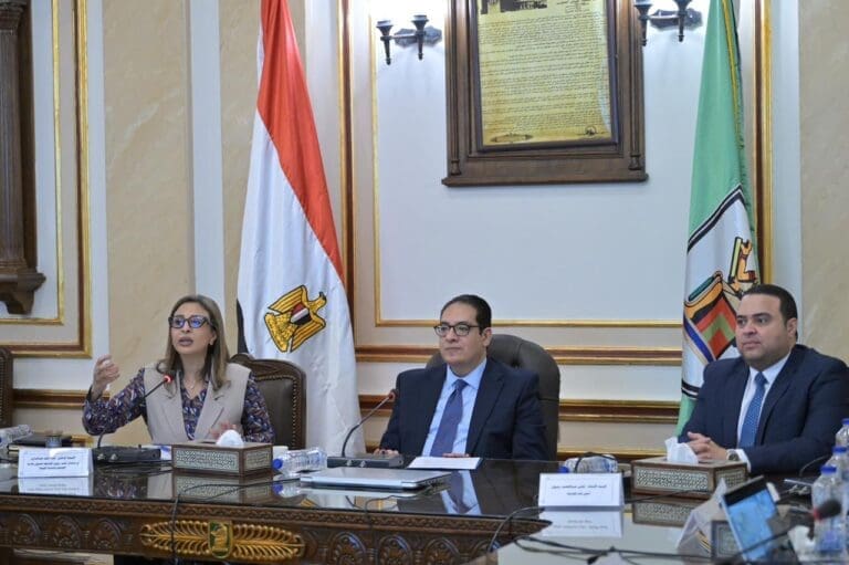رئيس جامعة القاهرة يترأس اجتماع لجنة الهوية البصرية للحرم الجامعي.. ويؤكد الحفاظ على الهوية البصرية للجامعة يعكس عراقة تاريخها 15 3576c30c 77c9 4af8 8f02 8ac3f8cd6b39 جامعة رئيس جامعة القاهرة يترأس اجتماع لجنة الهوية البصرية للحرم الجامعي.. ويؤكد الحفاظ على الهوية البصرية للجامعة يعكس عراقة تاريخها موقع في الجامعة