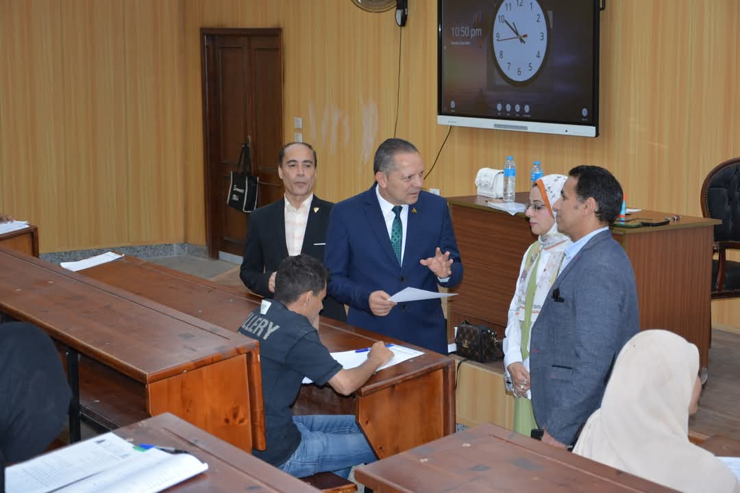 جولة تفقدية لرئيس جامعة دمياط تطمئن على سير امتحانات كلية الآثار 1 FB IMG 1748945431012 دمياط جولة تفقدية لرئيس جامعة دمياط تطمئن على سير امتحانات كلية الآثار موقع في الجامعة