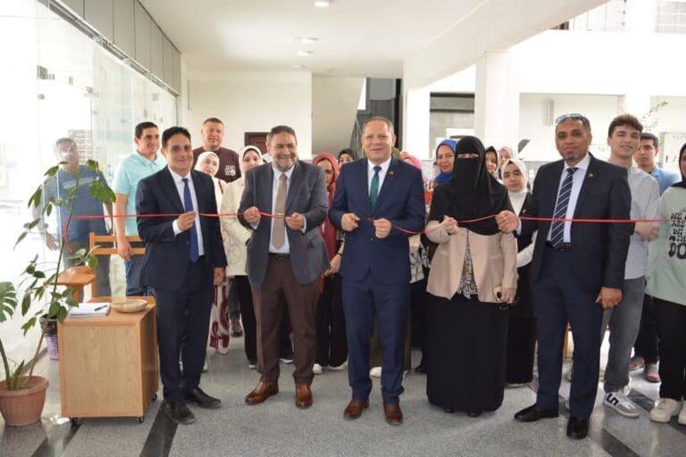 رئيس جامعة دمياط يفتتح المعرض الفني لطلاب كلية الطب البشري 4 FB IMG 1748949976671 شاومينج رئيس جامعة دمياط يفتتح المعرض الفني لطلاب كلية الطب البشري موقع في الجامعة
