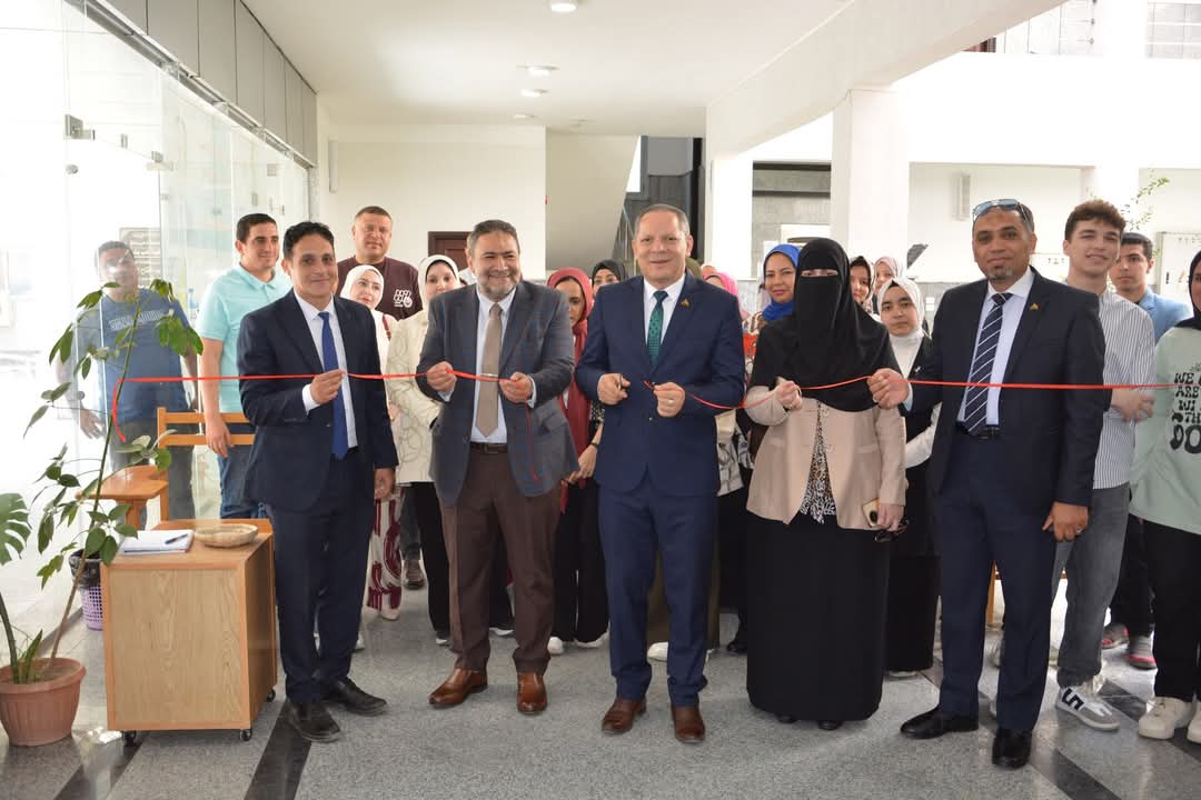 رئيس جامعة دمياط يفتتح المعرض الفني لطلاب كلية الطب البشري 1 FB IMG 1748949976671 جامعة رئيس جامعة دمياط يفتتح المعرض الفني لطلاب كلية الطب البشري موقع في الجامعة