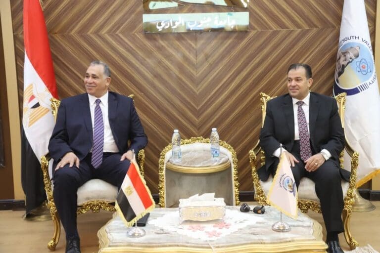 جامعة جنوب الوادي تحتضن مراسم حلف اليمين للمحامين الجدد بحضور نقيب المحامين 12 FB IMG 1749022924862 مجلة جامعة جنوب الوادي تحتضن مراسم حلف اليمين للمحامين الجدد بحضور نقيب المحامين موقع في الجامعة