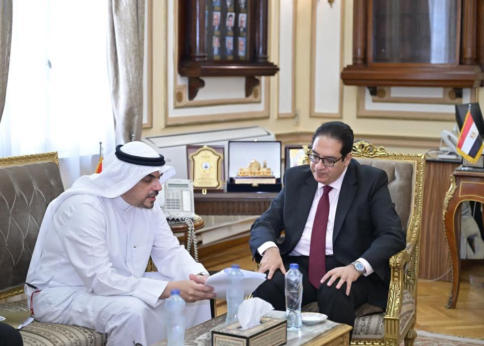 رئيس جامعة القاهرة يبحث مع المكتب الثقافي الكويتي تعزيز علاقات التعاون المشترك 1 FB IMG 1750054101610 جامعة القاهرة رئيس جامعة القاهرة يبحث مع المكتب الثقافي الكويتي تعزيز علاقات التعاون المشترك موقع في الجامعة