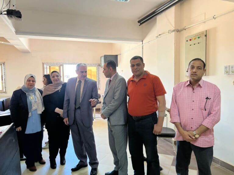 رئيس جامعة أسوان يتفقد امتحانات كلية الآثار ويشيد بسير أعمال امتحانات الفصل الدراسي الثاني 12 رئيس جامعة أسوان يتفقد امتحانات كلية الآثر