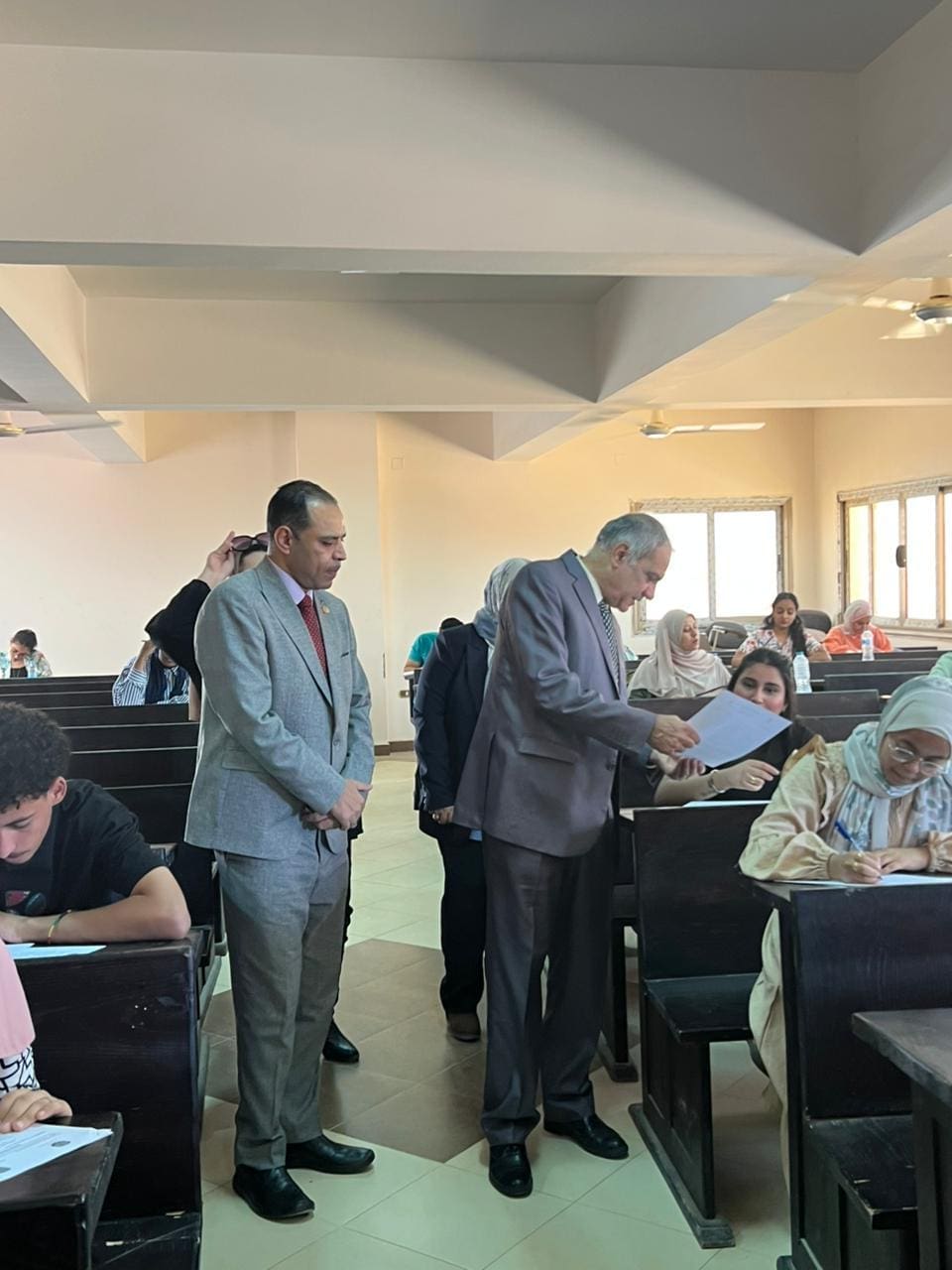 رئيس جامعة أسوان يتفقد امتحانات كلية الآثار ويشيد بسير اعمال امتحانات الفصل الدراسي الثاني 1 IMG 20250601 WA0033 رئيس رئيس جامعة أسوان يتفقد امتحانات كلية الآثار ويشيد بسير اعمال امتحانات الفصل الدراسي الثاني موقع في الجامعة
