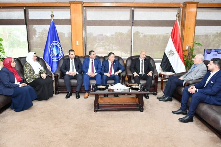 جامعة قناة السويس تكرم قيادات "حياة كريمة" وتثمّن دورهم الوطني في دعم القوافل التنموية والطبية 1 جامعة قناة السويس تكرّم قيادات "حياة كريمة" وتثمّن دورهم الوطني في دعم القوافل التنموية والطبية