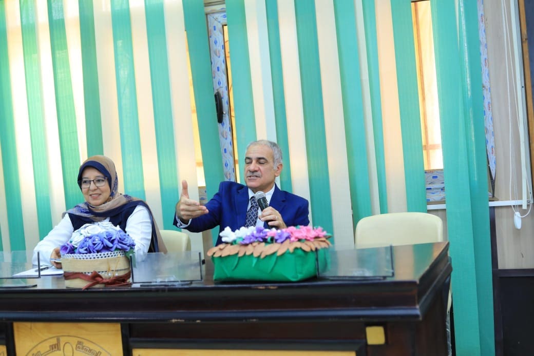 خلال مناقشة مشروعات التخرج .. رئيس جامعة أسوان يشيد بابتكارات طلاب كلية المصايد والأسماك 1 رئيس جامعة أسوان يشيد بابتكارات طلاب كلية المصايد والأسماك خلال مناقشة مشروعات التخرج